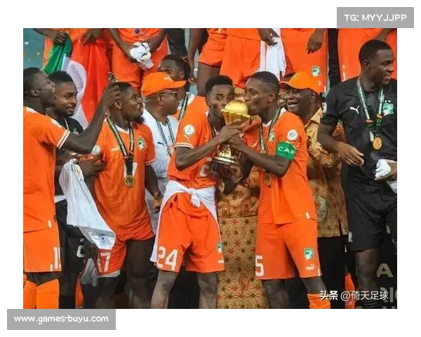 非洲杯决赛现场降雨，球员滑跪庆祝成经典画面