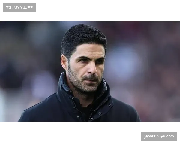 更衣室通道：西蒙尼与阿尔特塔就一次疑似越位的纵深跑动进行简短交流